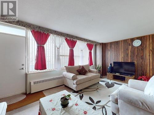 505 - 10 Parkway Forest Drive, Toronto, ON - Indoor Photo Showing Living Room