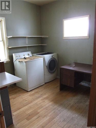 250 1St Street E, Leader, SK - Indoor Photo Showing Laundry Room