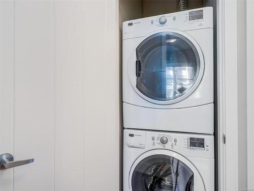 201-9776 Fourth St, Sidney, BC - Indoor Photo Showing Laundry Room