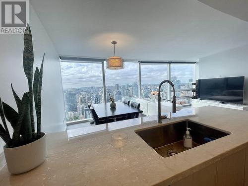 3305 938 Nelson Street, Vancouver, BC - Indoor Photo Showing Kitchen