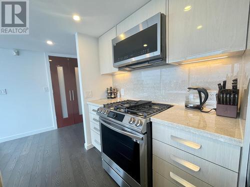 3305 938 Nelson Street, Vancouver, BC - Indoor Photo Showing Kitchen With Upgraded Kitchen