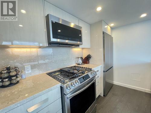 3305 938 Nelson Street, Vancouver, BC - Indoor Photo Showing Kitchen With Upgraded Kitchen