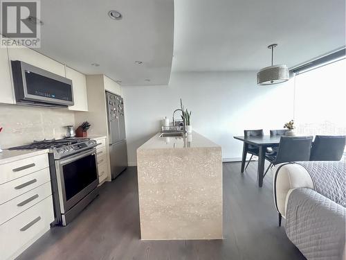 3305 938 Nelson Street, Vancouver, BC - Indoor Photo Showing Kitchen With Double Sink With Upgraded Kitchen