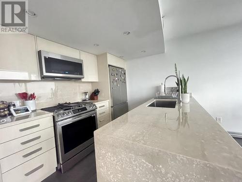 3305 938 Nelson Street, Vancouver, BC - Indoor Photo Showing Kitchen With Upgraded Kitchen