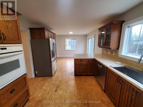 17 Putney Road, Toronto, ON - Indoor Photo Showing Kitchen