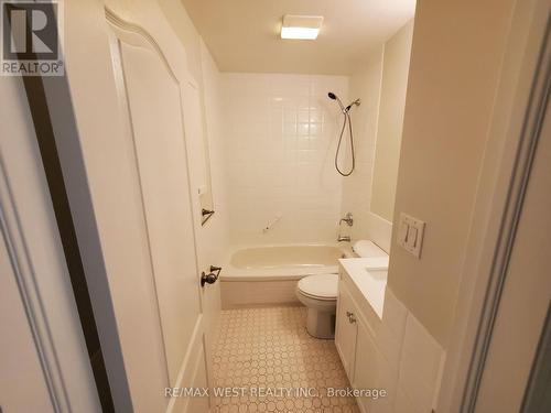 17 Putney Road, Toronto, ON - Indoor Photo Showing Bathroom