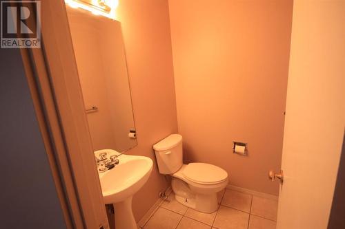 4 Midlawn Place Se, Calgary, AB - Indoor Photo Showing Bathroom