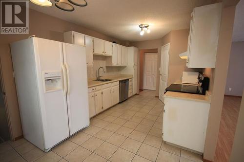 4 Midlawn Place Se, Calgary, AB - Indoor Photo Showing Kitchen