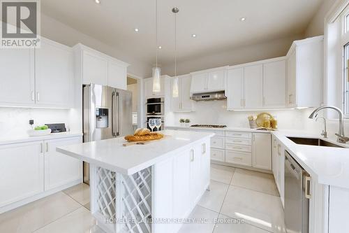 16 Hailsham Court, Vaughan, ON - Indoor Photo Showing Kitchen With Upgraded Kitchen