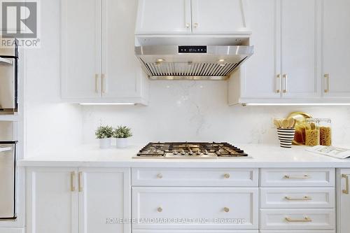 16 Hailsham Court, Vaughan, ON - Indoor Photo Showing Kitchen With Upgraded Kitchen