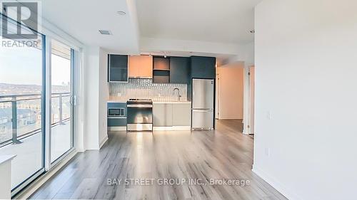 827 - 395 Dundas Street W, Oakville, ON - Indoor Photo Showing Kitchen