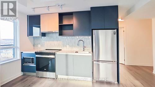 827 - 395 Dundas Street W, Oakville, ON - Indoor Photo Showing Kitchen With Upgraded Kitchen