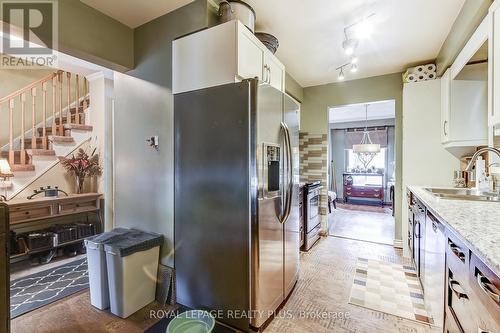 242 Village Wood Road, Oakville, ON - Indoor Photo Showing Kitchen With Upgraded Kitchen