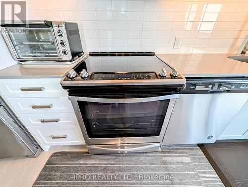 2721 - 8 Nahani Way, Mississauga, ON - Indoor Photo Showing Kitchen