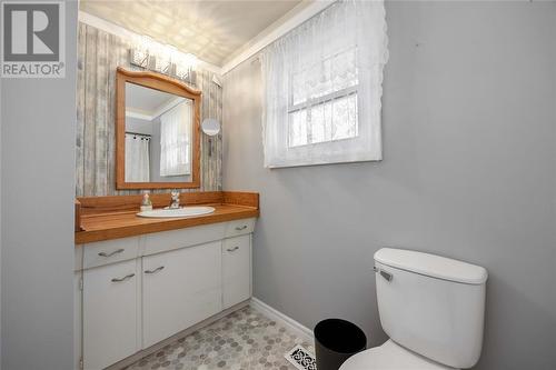 163 Borden Street, Sarnia, ON - Indoor Photo Showing Bathroom