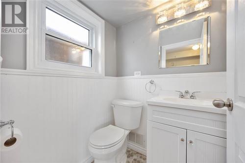 163 Borden Street, Sarnia, ON - Indoor Photo Showing Bathroom