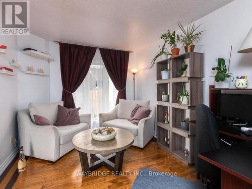 284 Stoneway Drive, Ottawa, ON - Indoor Photo Showing Living Room