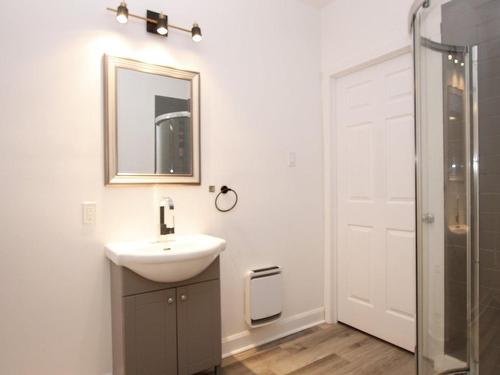 Bathroom - 593  - 595 Rue Lambert, Shawinigan, QC - Indoor Photo Showing Bathroom