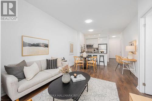 319 - 66 Forest Manor Road, Toronto, ON - Indoor Photo Showing Living Room