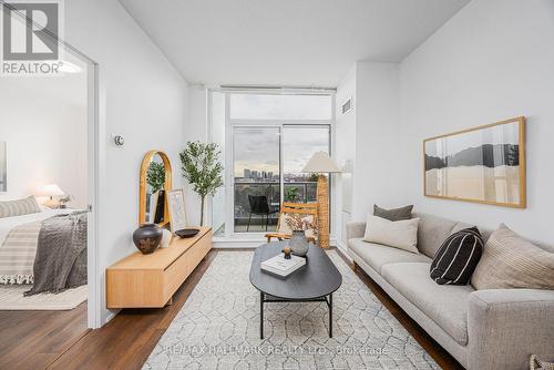 319 - 66 Forest Manor Road, Toronto, ON - Indoor Photo Showing Living Room