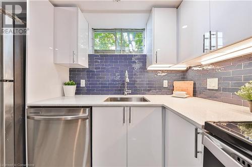 172 Hanover Place, Hamilton, ON - Indoor Photo Showing Kitchen With Upgraded Kitchen