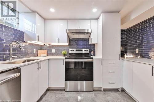 172 Hanover Place, Hamilton, ON - Indoor Photo Showing Kitchen With Upgraded Kitchen