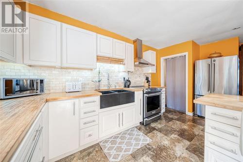 1194 Mathews Avenue, Sarnia, ON - Indoor Photo Showing Kitchen With Double Sink With Upgraded Kitchen