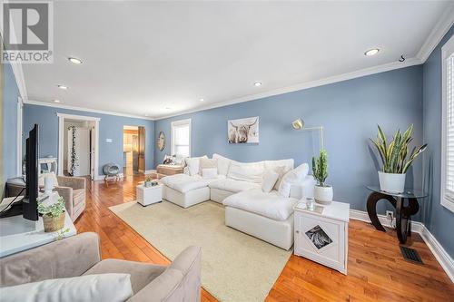 1194 Mathews Avenue, Sarnia, ON - Indoor Photo Showing Living Room