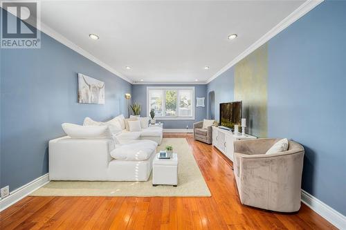 1194 Mathews Avenue, Sarnia, ON - Indoor Photo Showing Living Room