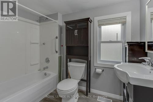 808 Quebec Street, Midland, ON - Indoor Photo Showing Bathroom