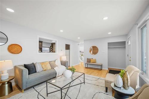 756 Nottingham Avenue, Winnipeg, MB - Indoor Photo Showing Living Room