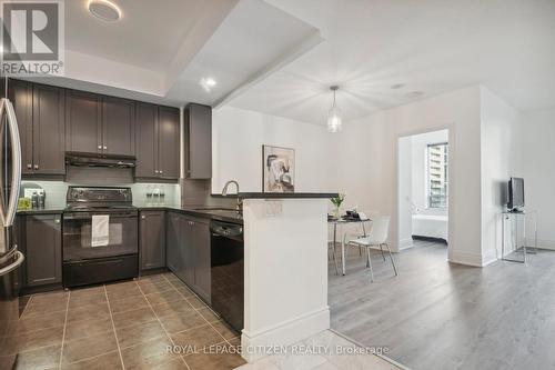 1406 - 123 Eglinton Avenue E, Toronto, ON - Indoor Photo Showing Kitchen