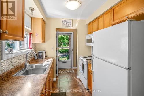 8 Mcnicholl Circle E, St. Catharines (446 - Fairview), ON - Indoor Photo Showing Kitchen With Double Sink