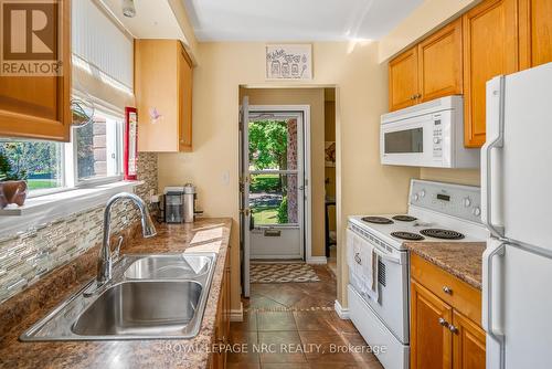 8 Mcnicholl Circle E, St. Catharines (446 - Fairview), ON - Indoor Photo Showing Kitchen With Double Sink