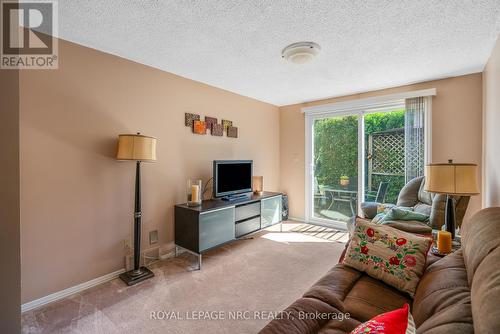 8 Mcnicholl Circle E, St. Catharines (446 - Fairview), ON - Indoor Photo Showing Living Room