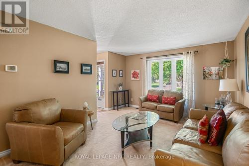 8 Mcnicholl Circle E, St. Catharines (446 - Fairview), ON - Indoor Photo Showing Living Room