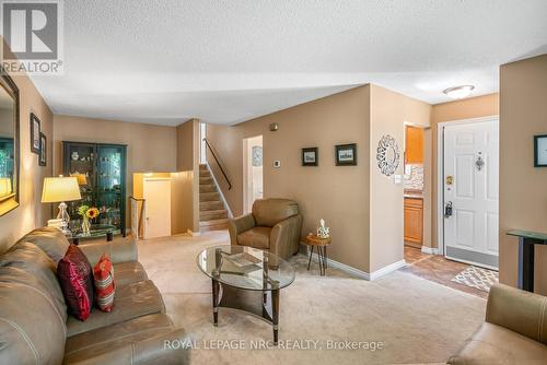 8 Mcnicholl Circle E, St. Catharines (446 - Fairview), ON - Indoor Photo Showing Living Room