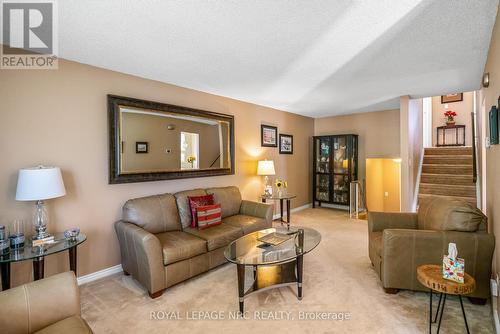 8 Mcnicholl Circle E, St. Catharines (446 - Fairview), ON - Indoor Photo Showing Living Room