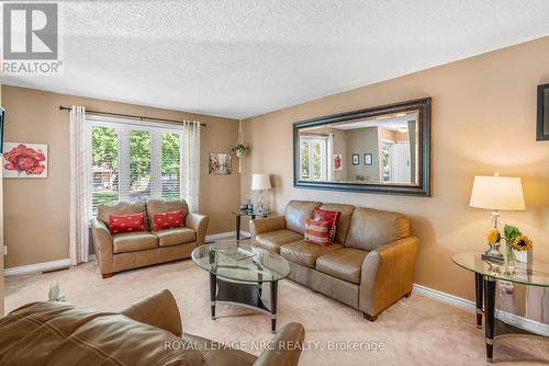 8 Mcnicholl Circle E, St. Catharines (446 - Fairview), ON - Indoor Photo Showing Living Room