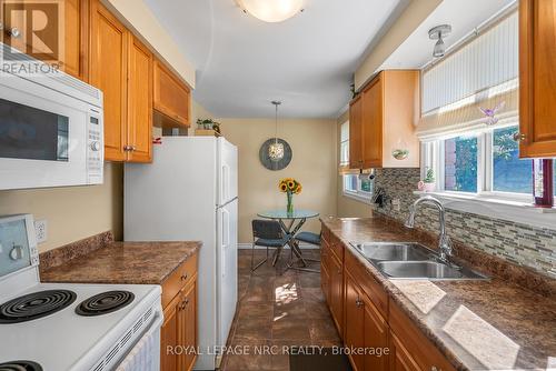 8 Mcnicholl Circle E, St. Catharines (446 - Fairview), ON - Indoor Photo Showing Kitchen With Double Sink