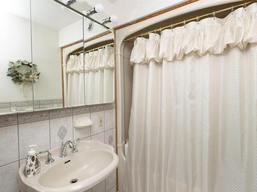 275 Sherwood Drive, Thunder Bay, ON - Indoor Photo Showing Bathroom