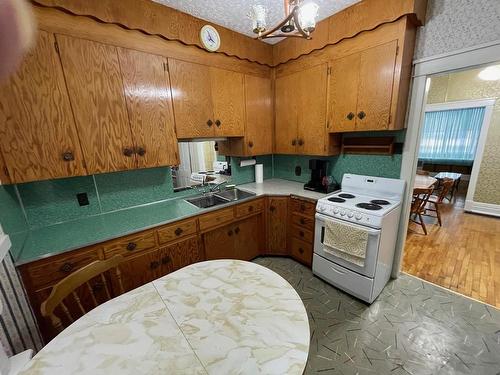 315 Vickers Street N, Thunder Bay, ON - Indoor Photo Showing Kitchen With Double Sink