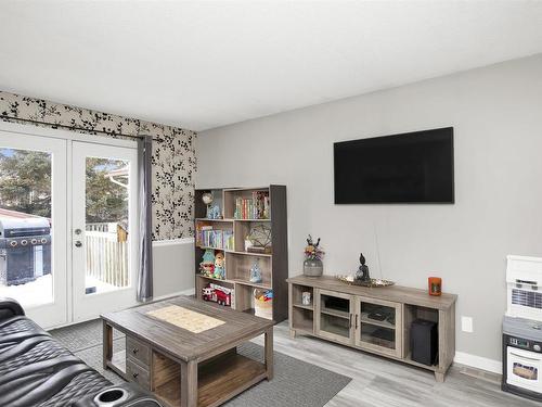 550 Lanark Crescent, Thunder Bay, ON - Indoor Photo Showing Living Room