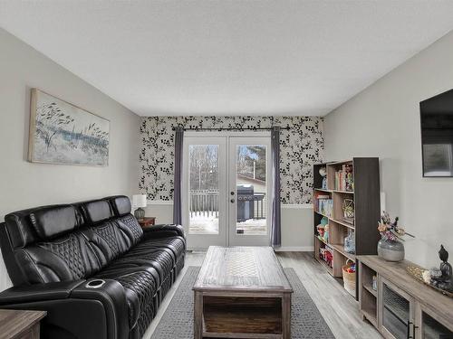 550 Lanark Crescent, Thunder Bay, ON - Indoor Photo Showing Living Room