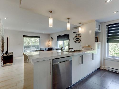 Kitchen - 304-200 Place Du Souvenir, Bois-Des-Filion, QC - Indoor Photo Showing Kitchen With Double Sink