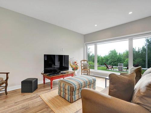 Salle familiale - 2 Ch. Des Corneilles, Mont-Blanc, QC - Indoor Photo Showing Living Room