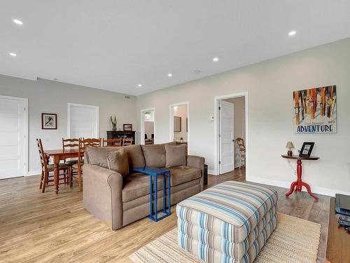 Salle familiale - 2 Ch. Des Corneilles, Mont-Blanc, QC - Indoor Photo Showing Living Room