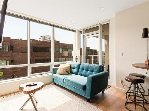 504-732 Broughton St, Victoria, BC - Indoor Photo Showing Living Room