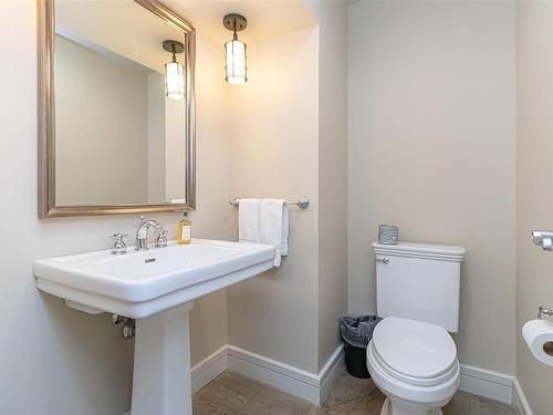 306/308 C-1376 Lynburne Pl, Langford, BC - Indoor Photo Showing Bathroom