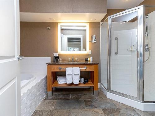 306/308 C-1376 Lynburne Pl, Langford, BC - Indoor Photo Showing Bathroom